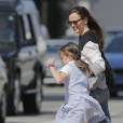 Jennifer Garner se promène avec sa fille Seraphina dans les rues de Santa Monica le 14 avril 2016