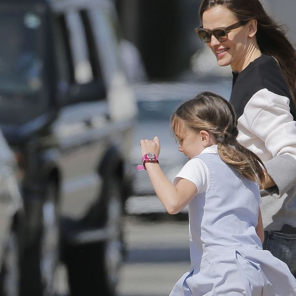 Jennifer Garner se promène avec sa fille Seraphina dans les rues de Santa Monica le 14 avril 2016