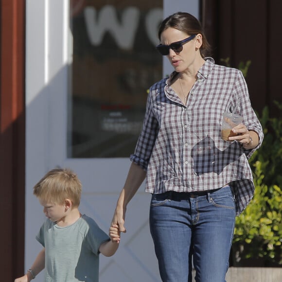 Jennifer Garner et son fils Samuel à Brentwood le 18 avril 2016 au lendemain de son 44ème anniversaire