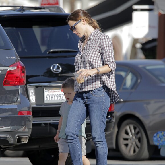 Jennifer Garner et son fils Samuel à Brentwood le 18 avril 2016 au lendemain de son 44ème anniversaire