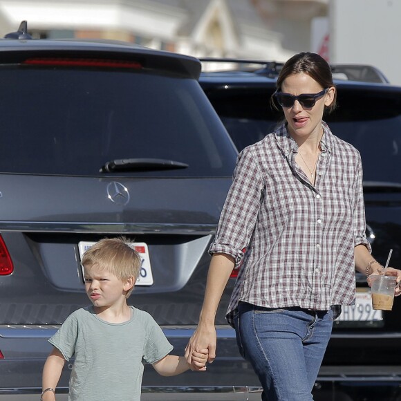 Jennifer Garner et son fils Samuel à Brentwood le 18 avril 2016 au lendemain de son 44ème anniversaire