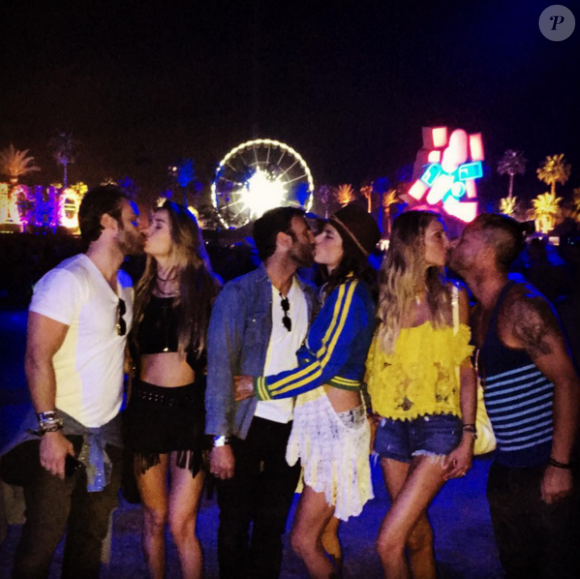 Photo d'Alessandra Ambrosio, son fiancé Jamie Mazur et deux couples d'amis au week-end d'ouverture du festival Coachella. Indio, avril 2016.