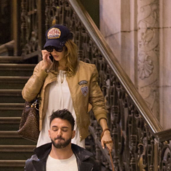 Après s'être rendue au Boohoo store pour une inauguration et une rencontre avec ses fans , Nabilla Benattia qui porte une casquette avec inscrit dessus prison arrive Gare de Lyon avec son chien pour aller au restaurant "Le Train Bleu". Thomas Vergara arrive 5 minutes plus tard au restaurant puis ils repartent ensemble (Thomas avec la casquette de Nabilla et Nabilla avec les lunettes de Thomas) pour prendre un TGV pour Aix-en-Provence le 8 avril 2016 08/04/2016 - Paris