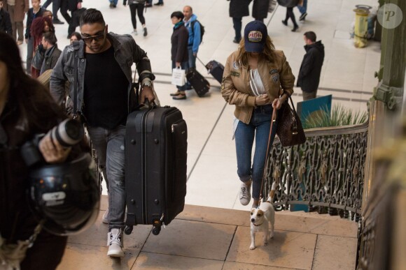 Après s'être rendue au Boohoo store pour une inauguration et une rencontre avec ses fans , Nabilla Benattia qui porte une casquette avec inscrit dessus prison arrive Gare de Lyon avec son chien pour aller au restaurant "Le Train Bleu". Thomas Vergara arrive 5 minutes plus tard au restaurant puis ils repartent ensemble (Thomas avec la casquette de Nabilla et Nabilla avec les lunettes de Thomas) pour prendre un TGV pour Aix-en-Provence le 8 avril 2016 08/04/2016 - Paris