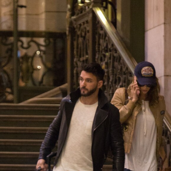 Après s'être rendue au Boohoo store pour une inauguration et une rencontre avec ses fans , Nabilla Benattia qui porte une casquette avec inscrit dessus prison arrive Gare de Lyon avec son chien pour aller au restaurant "Le Train Bleu". Thomas Vergara arrive 5 minutes plus tard au restaurant puis ils repartent ensemble (Thomas avec la casquette de Nabilla et Nabilla avec les lunettes de Thomas) pour prendre un TGV pour Aix-en-Provence le 8 avril 2016 08/04/2016 - Paris