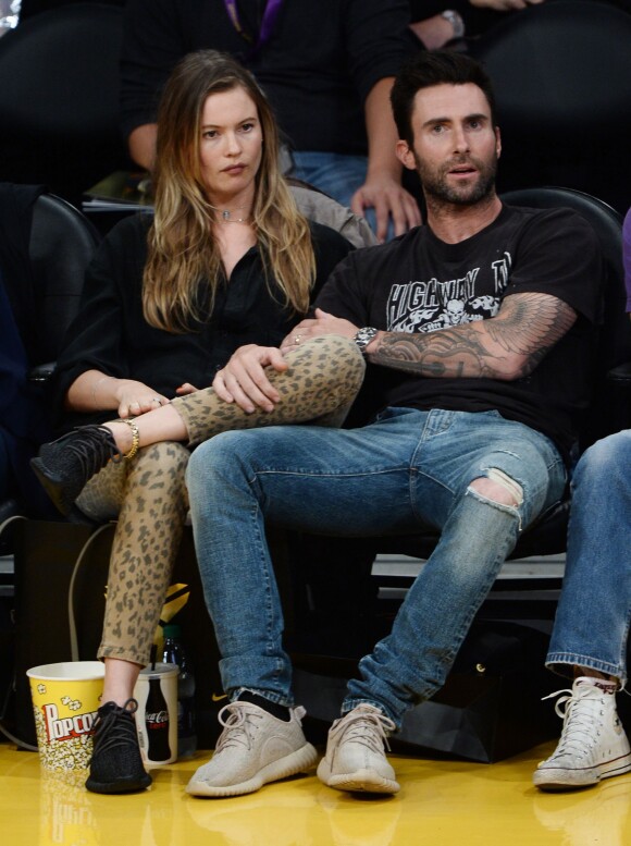 Adam Levine et sa femme Behati Prinsloo lors du match des Lakers contre les Jazz à Los Angeles, le 15 avril 2016