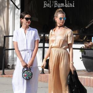 Lily Aldridge et sa copine Behati Prinsloo enceinte font les boutiques à West Hollywood, le 5 avril 2016