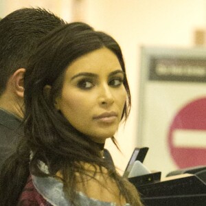 Kim Kardashian arrive à l'aéroport de LAX à Los Angeles pour prendre l’avion. Elle porte une veste en jean de la nouvelle collection de son mari Kanye West avec l'inscription 'Nazi tweeks rule'. Le 11 avril 2016