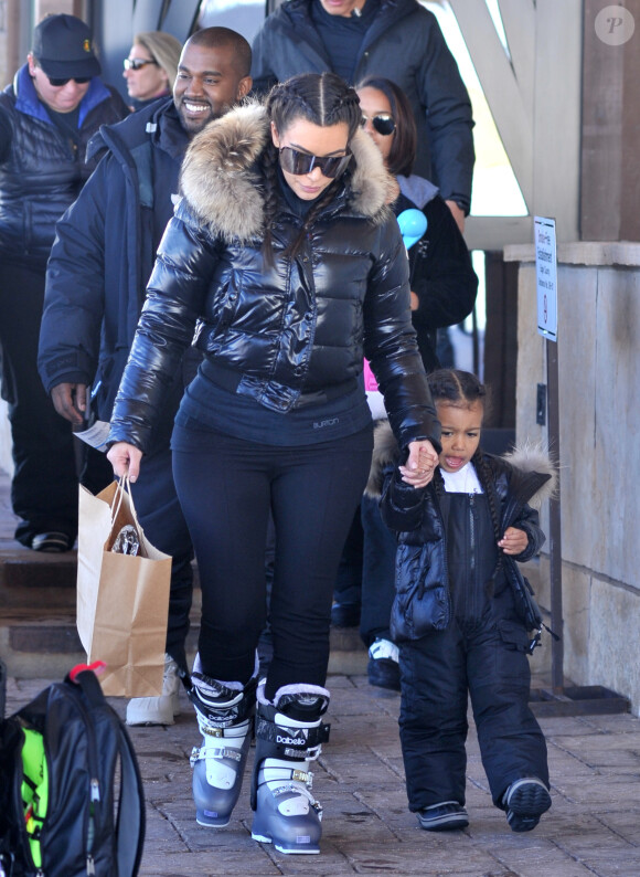 Exclusif - Kanye West, sa femme Kim Kardashian et leur fille North en vacances dans la station de sports d'hiver Vail dans le Colorado, le 7 avril 2016. Ils tournent leur émission de télé-réalité "Keeping Up With the Kardashians"