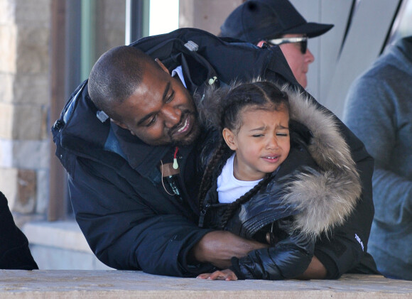 Exclusif - Kanye West et sa fille North en vacances dans la station de sports d'hiver Vail dans le Colorado, le 7 avril 2016. Ils tournent leur émission de télé-réalité "Keeping Up With the Kardashians".