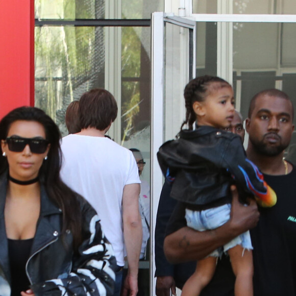 Kim Kardashian et son mai Kanye West avec leur fille North West aux abords du musée LACMA à Los Angeles le 2 Avril 2016.