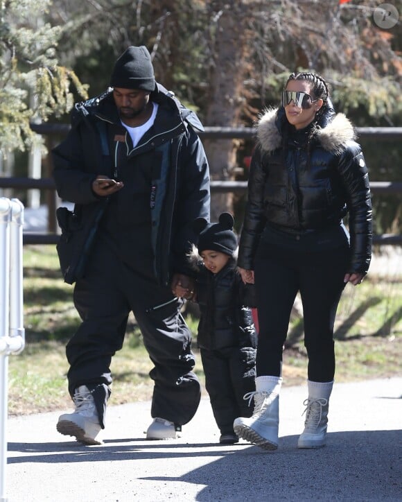 Kanye West, sa femme Kim Kardashian et leur fille North en vacances dans la station de sports d'hiver Vail dans le Colorado, le 7 avril 2016. Ils tournent leur émission de télé-réalité "Keeping Up With the Kardashians"