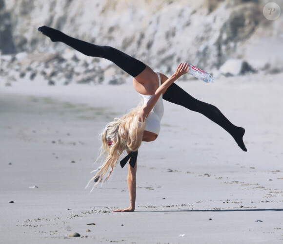Daisy Lea en pleine séance photo pour 138 water sur une plage à Malibu, le 18 avril 2016.