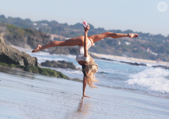 Daisy Lea en pleine séance photo pour 138 water sur une plage à Malibu, le 18 avril 2016.