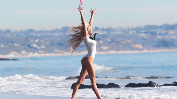 Daisy Lea : La gymnaste sexy fait son show à la plage