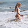 Daisy Lea en pleine séance photo pour 138 water sur une plage à Malibu, le 18 avril 2016.