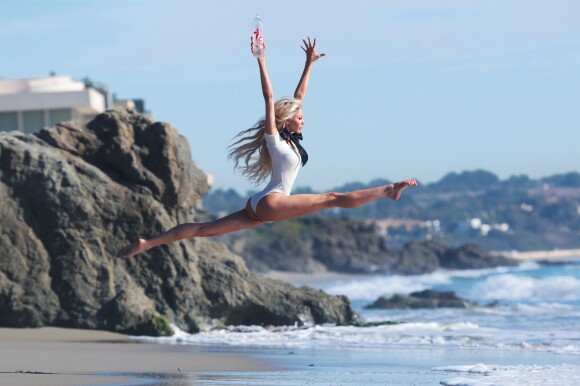 Daisy Lea en plein shooting pour 138 water sur une plage à Malibu, le 18 avril 2016.