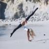 Daisy Lea enchaîne les acrobaties en séance photo pour 138 water sur la plage de Malibu, le 18 avril 2016.