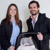 Le prince Carl Philip de Suède et la princesse Sofia posent avec leur bébé à l'hôpital Danderyd le 19 avril 2016. Le nom du petit prince n'a pas encore été dévoilé. La nouvelle famille a quitté l'hôpital pour rejoindre leurs appartements du palais Drotningholm.  2016-04-20. Prince Carl Philip and Princess Sofia of Sweden with their newborn son at Danderyd Hospital. The young prince, who is yet to be named, was born at the hospital yesterday at 18.25 local time. The family has now left for their home at Drottningholm Palace. Photo: The Royal Court, Sweden DISTR. STELLA PICTURES19/04/2016 - Stockholm