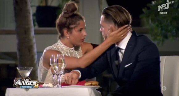Coralie Porrovecchio et Raphaël Pépin en amoureux, lors de l'épisode des "Anges 8" du 19 avril 2016, sur NRJ12