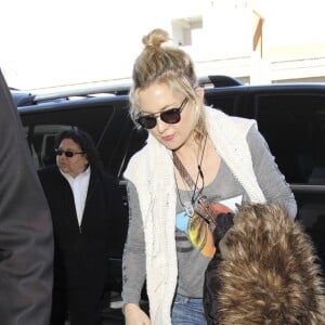 Kate Hudson signe des autographes à l'aéroport LAX de Los Angeles le 12 avril 2016. © CPA / Bestimage