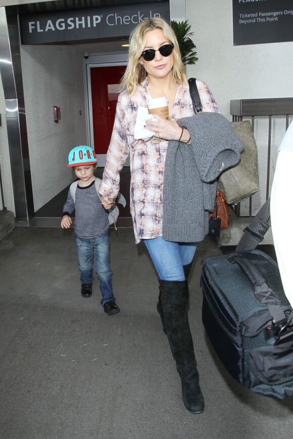 Kate Hudson et son fils Bingham à l'aéroport de Los Angeles le 28 janvier 2016.