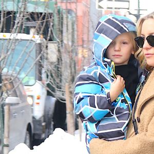 Kate Hudson et son fils Bingham quittent leur domicile pour aller manger des hamburgers dans le quartier Meatpacking District à New York. Le 25 janvier 2016 © CPA / Bestimage
