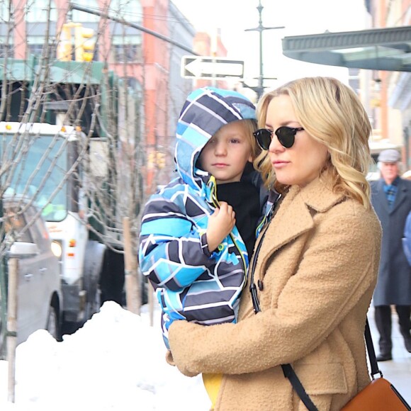 Kate Hudson et son fils Bingham quittent leur domicile pour aller manger des hamburgers dans le quartier Meatpacking District à New York. Le 25 janvier 2016 © CPA / Bestimage