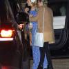 Kate Hudson, vête d'une longue robe bleu, fête ses 37 ans au restaurant Nobu à Malibu avec sa mère Goldie Hawn et ses copines Jennifer Meyer et Sara Foster, le 19 avril 2016.