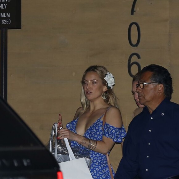 Kate Hudson, vête d'une longue robe bleu, fête ses 37 ans au restaurant Nobu à Malibu avec sa mère Goldie Hawn et ses copines Jennifer Meyer et Sara Foster, le 19 avril 2016.