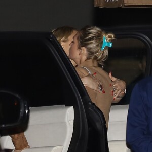 Kate Hudson, vête d'une longue robe bleu, fête ses 37 ans au restaurant Nobu à Malibu avec sa mère Goldie Hawn et ses copines Jennifer Meyer et Sara Foster, le 19 avril 2016.