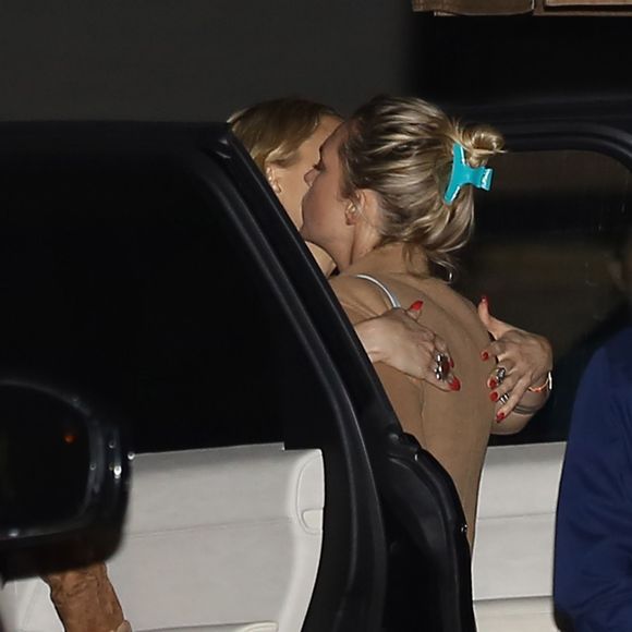 Kate Hudson, vête d'une longue robe bleu, fête ses 37 ans au restaurant Nobu à Malibu avec sa mère Goldie Hawn et ses copines Jennifer Meyer et Sara Foster, le 19 avril 2016.