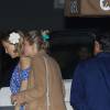 Kate Hudson, vête d'une longue robe bleu, fête ses 37 ans au restaurant Nobu à Malibu avec sa mère Goldie Hawn et ses copines Jennifer Meyer et Sara Foster, le 19 avril 2016.