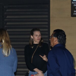 Kate Hudson, vête d'une longue robe bleu, fête ses 37 ans au restaurant Nobu à Malibu avec sa mère Goldie Hawn et ses copines Jennifer Meyer et Sara Foster, le 19 avril 2016.