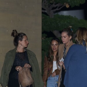 Kate Hudson, vête d'une longue robe bleu, fête ses 37 ans au restaurant Nobu à Malibu avec sa mère Goldie Hawn et ses copines Jennifer Meyer et Sara Foster, le 19 avril 2016.