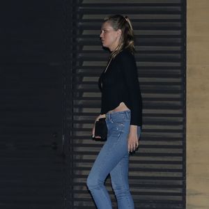 Kate Hudson, vête d'une longue robe bleu, fête ses 37 ans au restaurant Nobu à Malibu avec sa mère Goldie Hawn et ses copines Jennifer Meyer et Sara Foster, le 19 avril 2016.
