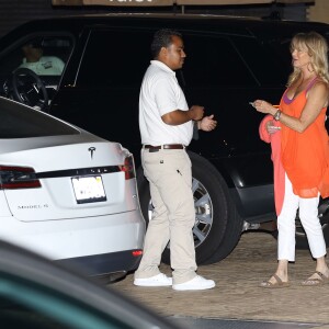 Kate Hudson, vête d'une longue robe bleu, fête ses 37 ans au restaurant Nobu à Malibu avec sa mère Goldie Hawn et ses copines Jennifer Meyer et Sara Foster, le 19 avril 2016.