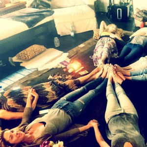 Kate Hudson fête ses 37 ans et médite avec ses copines. Photo publiée sur Instagram, le 20 avril 2016.