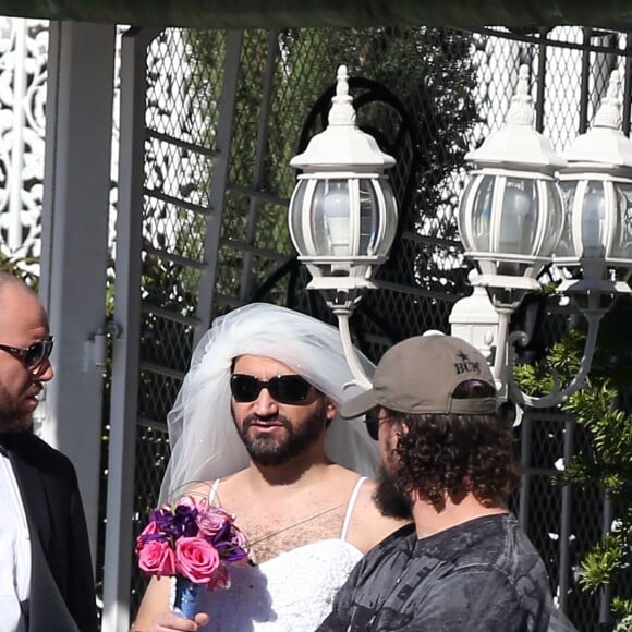 Exclusif - Arrivée de Cyril Hanouna en robe de mariée, accompagné de Moktar Guetari, à la Little white wedding chapel à Las Vegas le 2 avril 2016. Cyril Hanouna et son futur époux Camille Combal sont partis à Las Vegas le jeudi 31 mars 2016 pour célèbrer leur mariage le samedi 2 avril 2016.