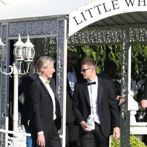 Exclusif - Gilles Verdez et Matthieu Delormeau arrivent à la Little white wedding chapel à Las Vegas pour le mariage de Cyril Hanouna et Camille Combal le 2 avril 2016. Cyril Hanouna et son futur époux Camille Combal sont partis à Las Vegas le jeudi 31 mars 2016 pour célèbrer leur mariage le samedi 2 avril 2016.