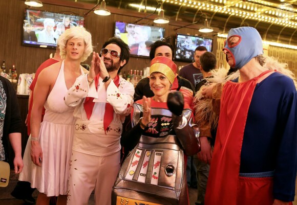 Exclusif - Cyril Hanouna, Camille Combal et leurs cinq chroniqueurs se promènent sur la Fremont Street Experience à Las Vegas le 1er avril 2016.