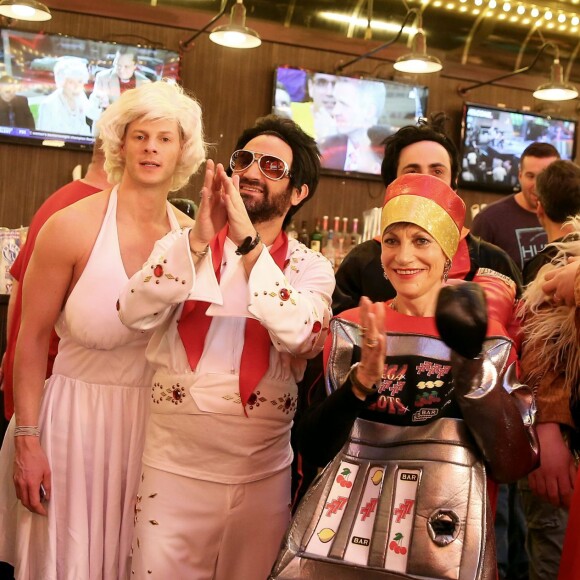 Exclusif - Cyril Hanouna, Camille Combal et leurs cinq chroniqueurs se promènent sur la Fremont Street Experience à Las Vegas le 1er avril 2016.