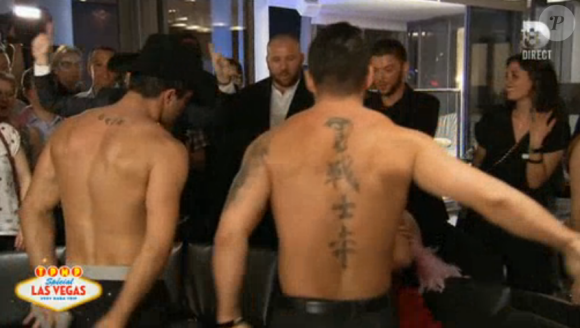 Striptease énorme pour Isabelle Morini-Bosc - Emission TPMP à Vegas, diffusée le 21 avril 2016 sur D8.
