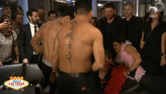 Striptease énorme pour Isabelle Morini-Bosc - Emission TPMP à Vegas, diffusée le 21 avril 2016 sur D8.