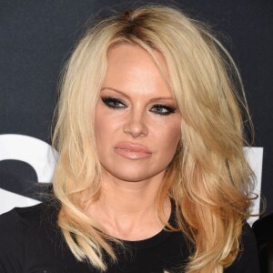 Pamela Anderson - People au défilé Saint-Laurent à Hollywood le 10 février 2016.