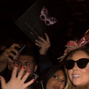 Semi-Exclusif - Mariah Carey arrive à l'hôtel Plaza Athénée, émêchée, vers 5h30 du matin à Paris, le 21 avril 2016. Elle a fait une photo de groupe avec des fans et ils ont renversé les barrières!  For Germany call for price Semi-Exclusive - Mariah Carey, drunk, arriving at her hotel at 5:30 a.m, on April 21st 2016. She took a group photo with her fans and the security line fell down with the excitment!21/04/2016 - Paris