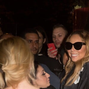 Semi-Exclusif - Mariah Carey arrive à l'hôtel Plaza Athénée, émêchée, vers 5h30 du matin à Paris, le 21 avril 2016. Elle a fait une photo de groupe avec des fans et ils ont renversé les barrières!  For Germany call for price Semi-Exclusive - Mariah Carey, drunk, arriving at her hotel at 5:30 a.m, on April 21st 2016. She took a group photo with her fans and the security line fell down with the excitment!21/04/2016 - Paris