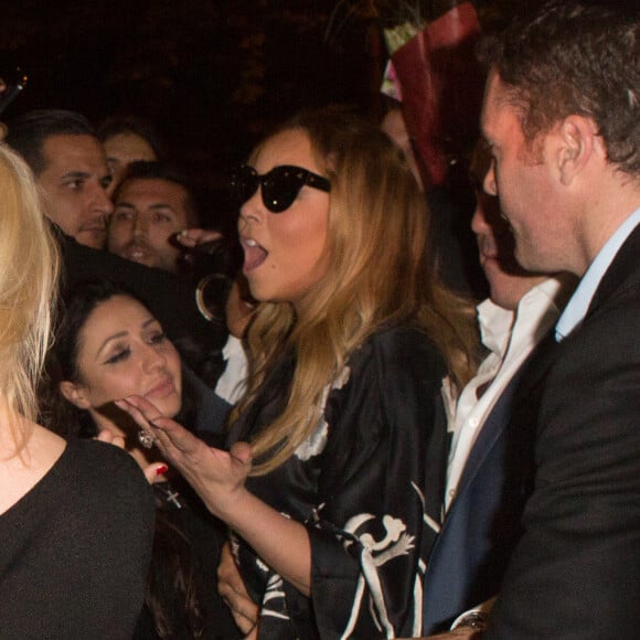 Semi-Exclusif - Mariah Carey arrive à l'hôtel Plaza Athénée, émêchée, vers 5h30 du matin à Paris, le 21 avril 2016. Elle a fait une photo de groupe avec des fans et ils ont renversé les barrières!  For Germany call for price Semi-Exclusive - Mariah Carey, drunk, arriving at her hotel at 5:30 a.m, on April 21st 2016. She took a group photo with her fans and the security line fell down with the excitment!21/04/2016 - Paris