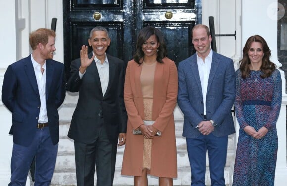 Barack et Michelle Obama ont été reçus par le duc et la duchesse de Cambridge et le prince Harry au palais de Kensington, leur résidence à Londres, le 22 avril 2016 pour un dîner privé dans le cadre de leur visite d'Etat au Royaume-Uni. Photo de groupe.