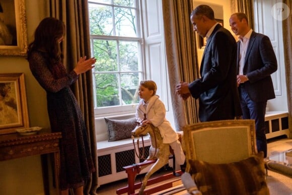 Barack et Michelle Obama ont été reçus par le duc et la duchesse de Cambridge et le prince Harry au palais de Kensington, leur résidence à Londres, le 22 avril 2016 pour un dîner privé dans le cadre de leur visite d'Etat au Royaume-Uni.